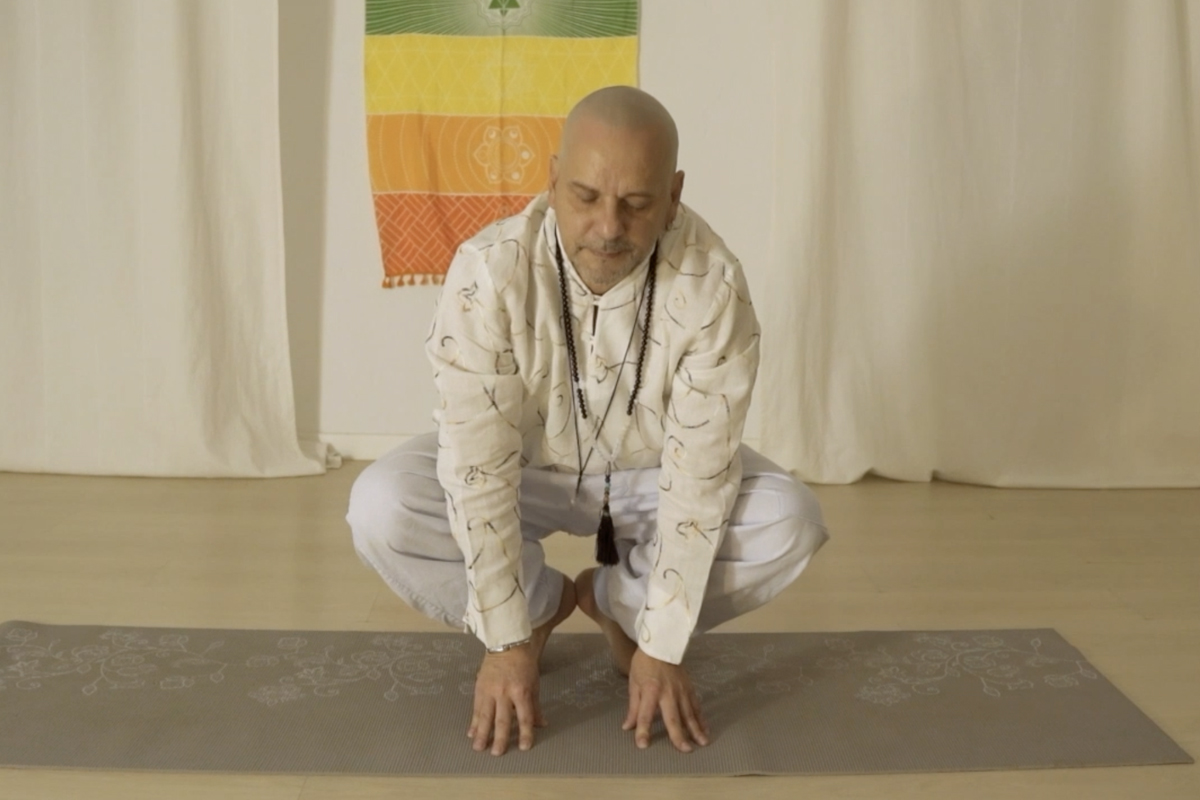 Fortalecer rodillas y caderas con Kundalini Yoga en Sevilla